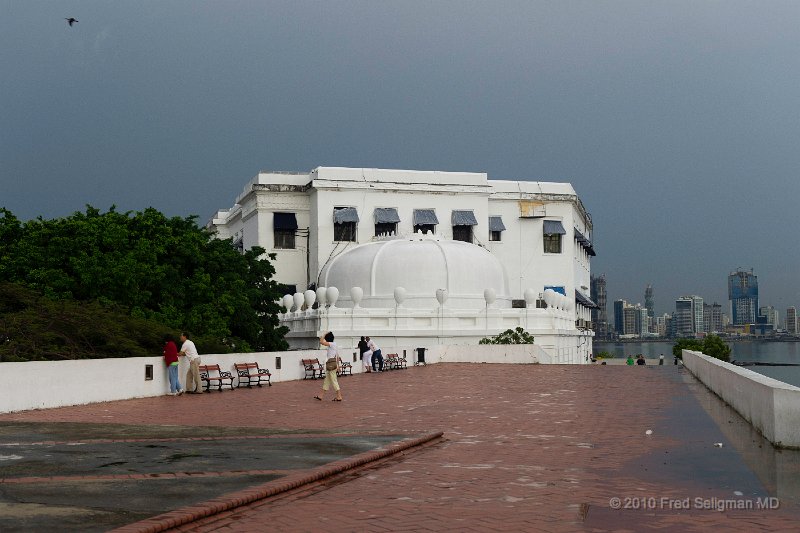 20101201_182605 D3S.jpg - The National Institute of Culture (formerly the Supreme Court)  is on a small point of Casco Viejo which provides a spectacular view of the skyline of Panama City.